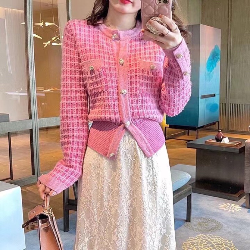 Áo khoác nữ Cardigan mỏng, khuy vàng. Hai màu hồng và xanh đen. Áo nữ dễ phối đồ. Áo Cardigan chất len nhũ