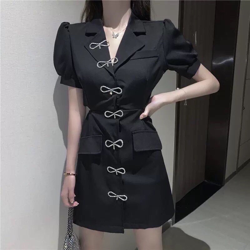 Đầm cổ vest cài nút trang trí nơ đính đá phong cách hiện đại