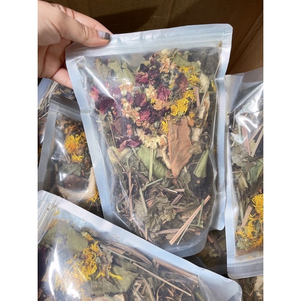 Thảo dược xông mặt, gội đầu... tại spa