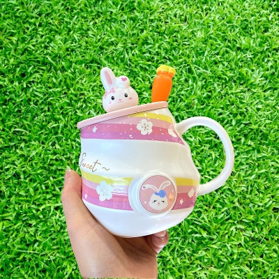 Ly sứ có nắp in hình cà rốt có quai cầm kèm muỗng