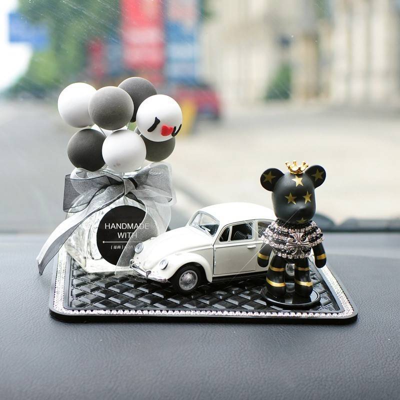 Mô hình chú gấu Gloomy Bear đính đá đứng bên xe Beetle dễ thương trang trí ô tô nhiều mẫu tùy chọn