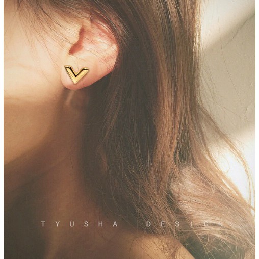 BÔNG TAI TITAN CHỮ V