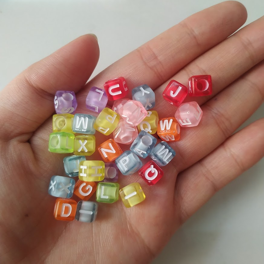 Gói 10-25gr hạt nhựa in chữ cái - Nguyên liệu xâu chuỗi, làm vòng tay