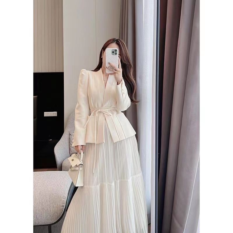 Set Áo Sơ Mi Trắng Ngắn Tay Và Chân Váy Phong Cách Nữ Tính