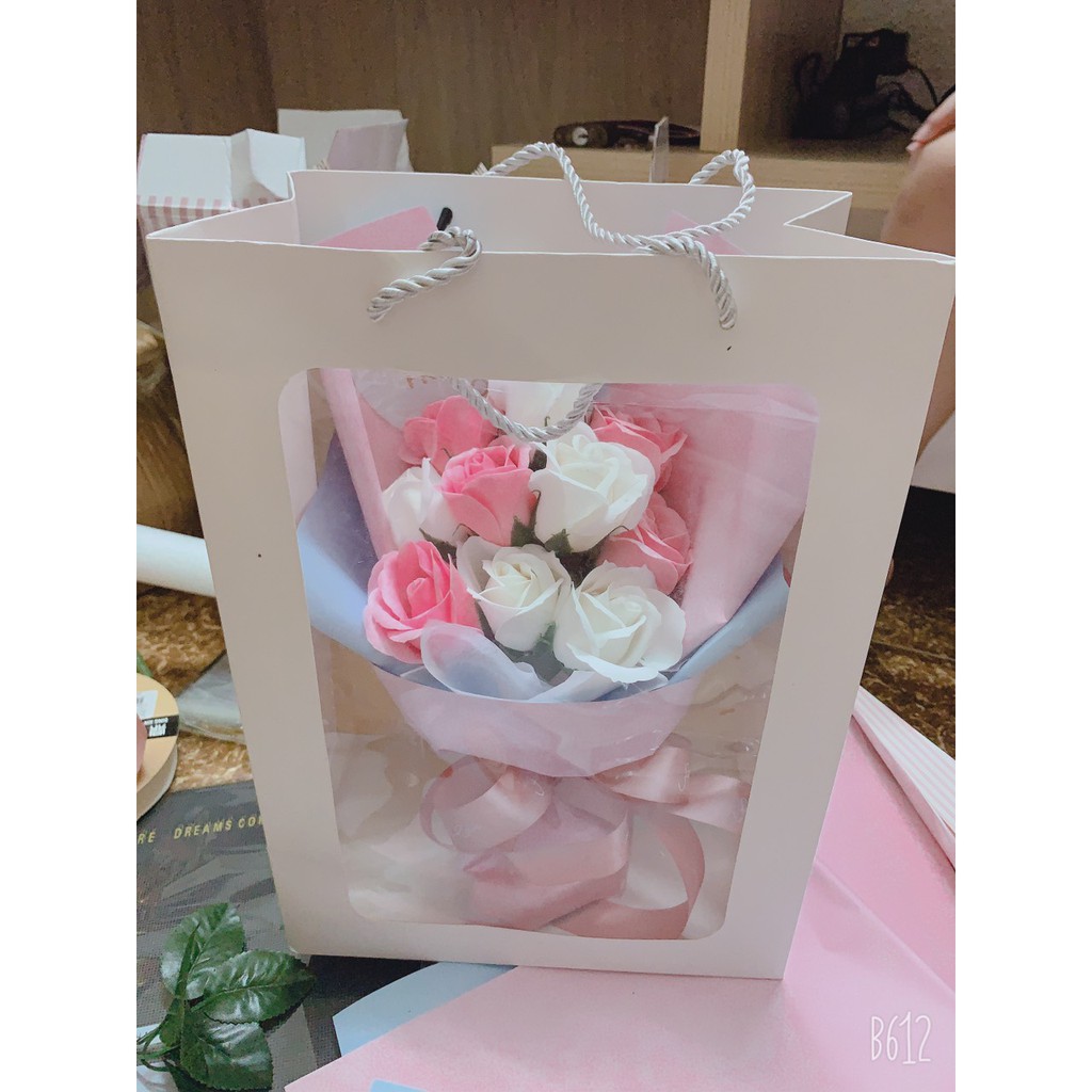 Bó hoa hồng 11 bông kèm túi xách và thiệp