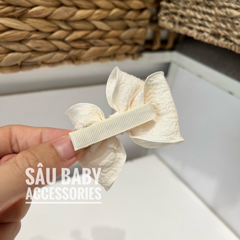 Sét hai chiếc kẹp tóc mái vải xốp viền bèo xinh xắn cho bé
