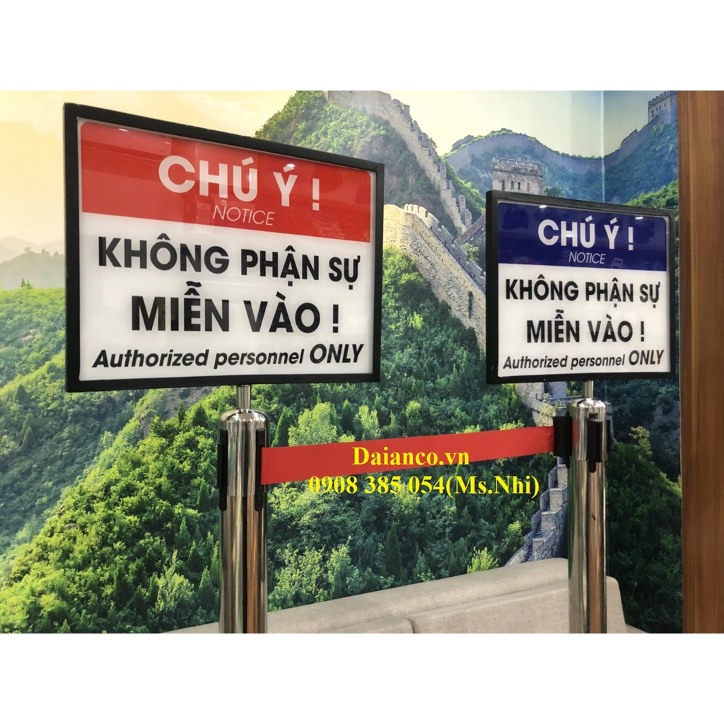 Cột rào chắn inox có dây căng dài 2,7m kèm bảng thông tin gắn trên đầu cột- Hình thật