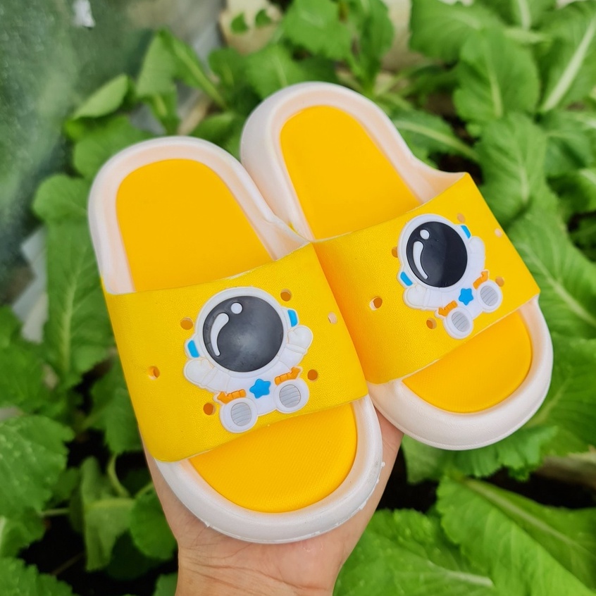Dép bánh mì cho bé trai bé gái chất cao su mềm sơn hình phi hành gia