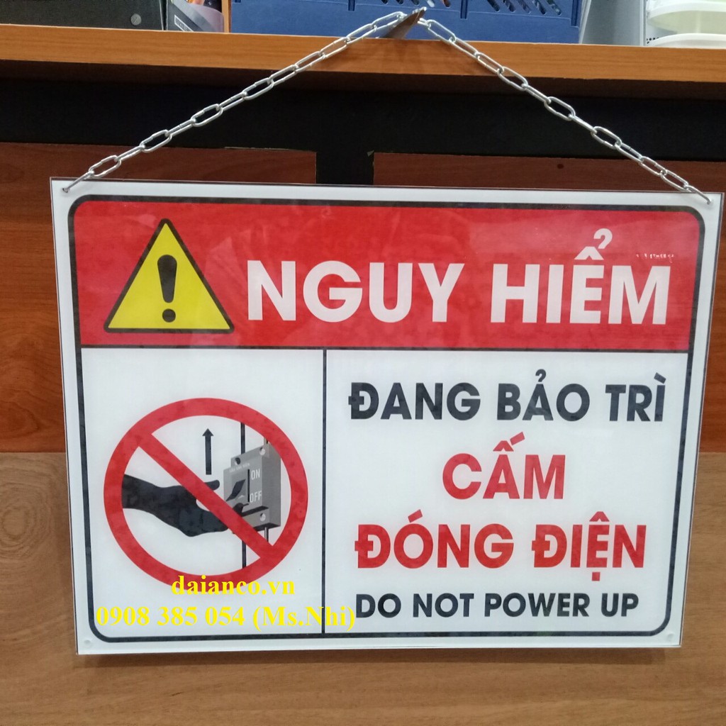 Biển báo máy đang bảo trì cấm đóng điện chất liệu mica có xích treo tiện dụng
