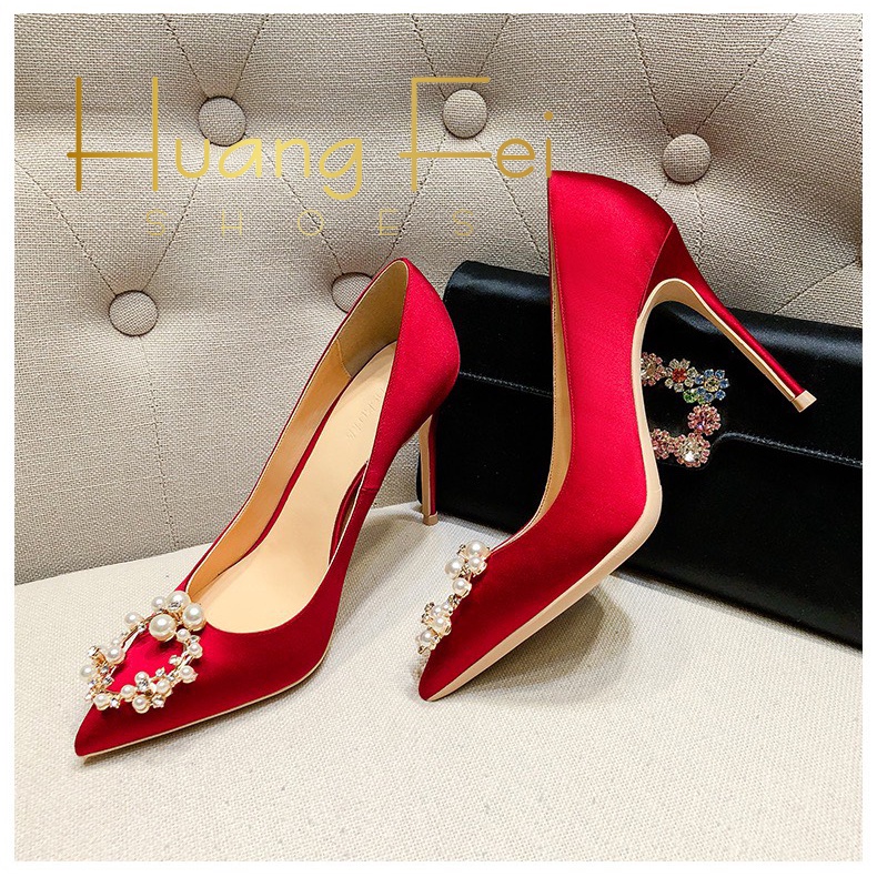 Giày cao gót lụa màu đỏ siêu sang chảnh