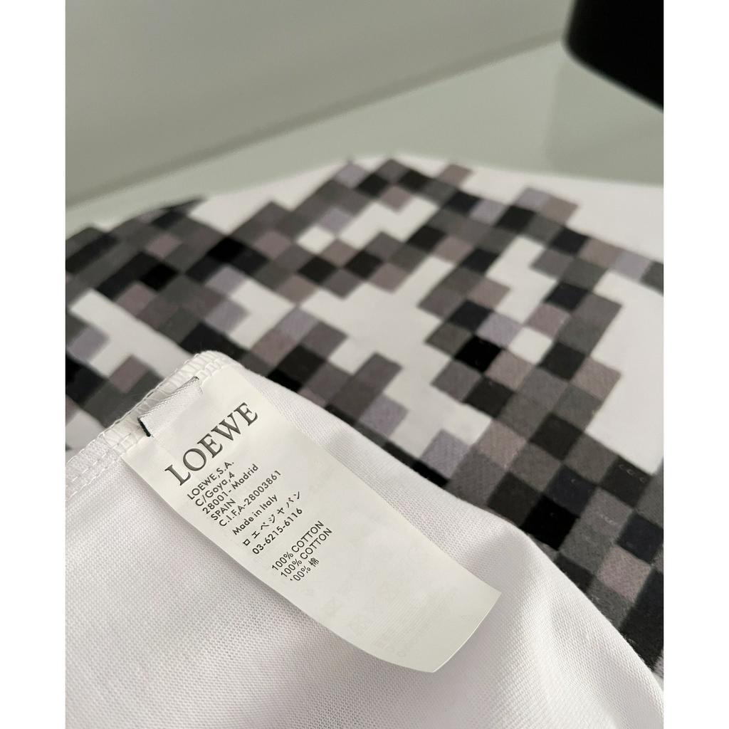 Loeme Áo Thun Nữ Tay Ngắn in Chữ Pixelated Anagram Thời Trang