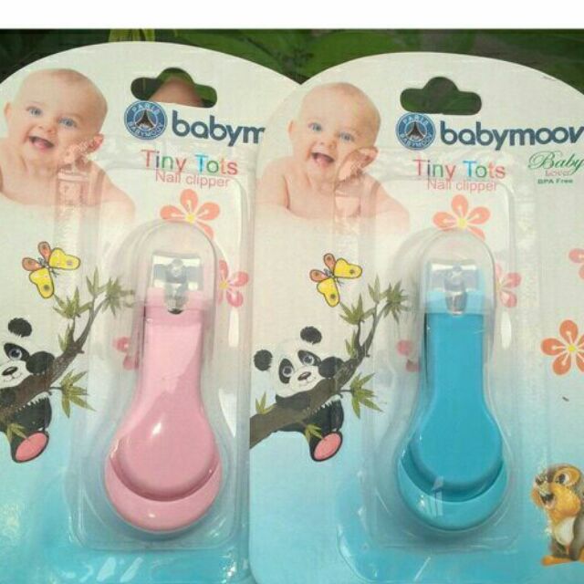 Bấm móng tay cho bé yêu