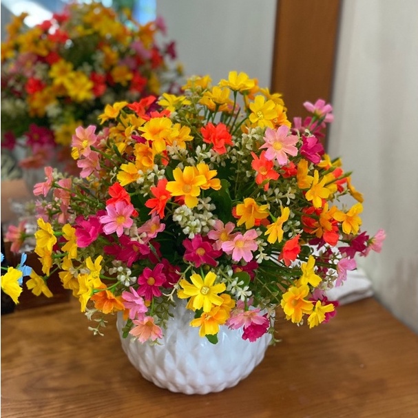 Một nhánh hoa cúc giả bằng lụa gồm nhiều bông dùng để chụp ảnh, decor nhà cửa