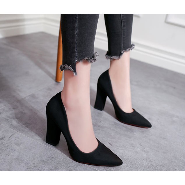 Giày cao gót bít mũi 7p đen gót vuông