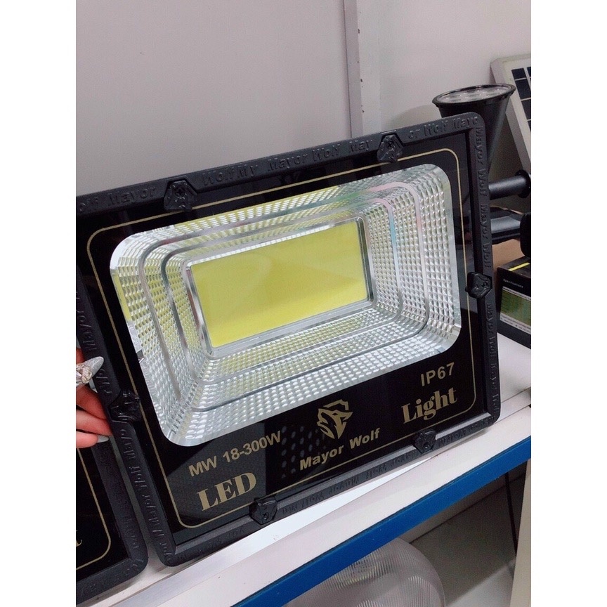 Đèn pha vuông  sử dụng điện 220V chính hãng Mayor Wolf công xuất tiêu thụ 50w,100w,200w,300w bảo hành 2 năm