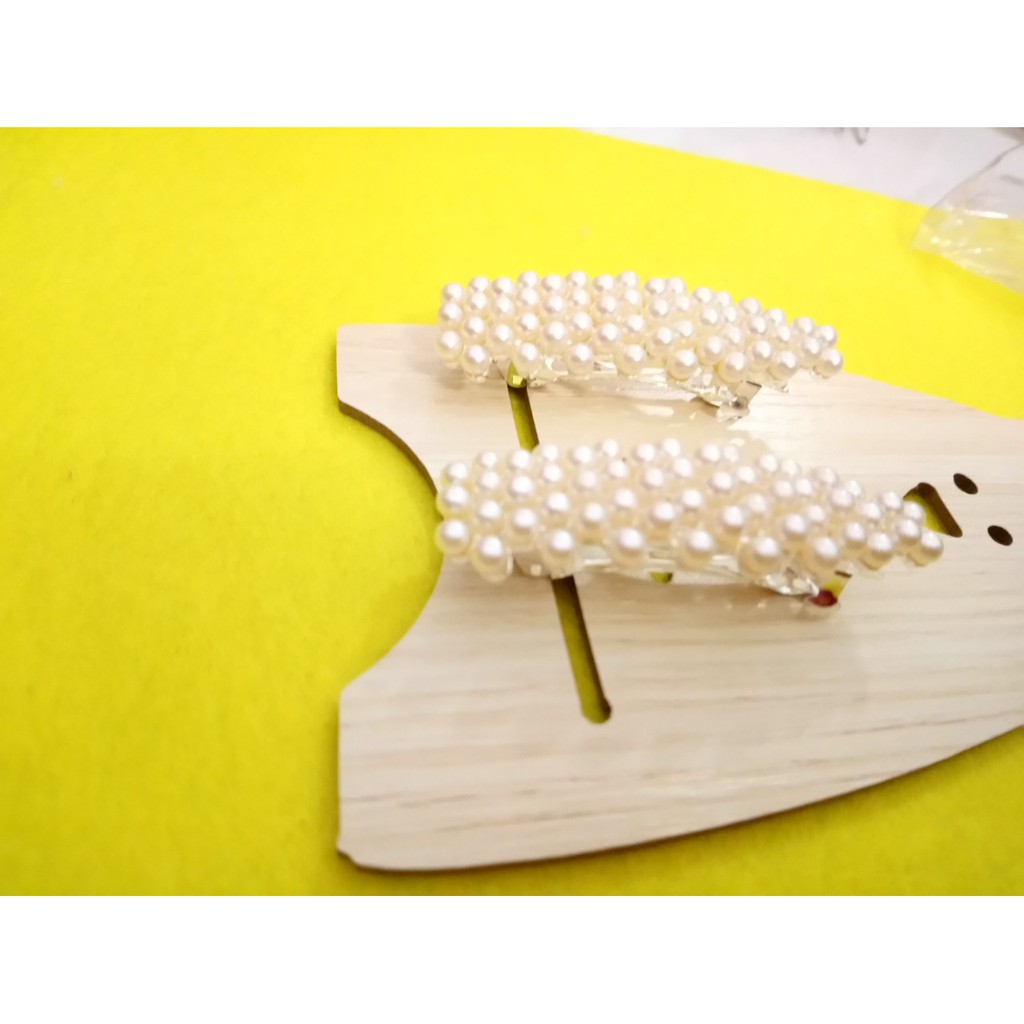 Combo 2 kẹp tóc đính hạt siêu sang. Mẫu y hình nha các bạn. Giá chỉ 30k/2 cây.