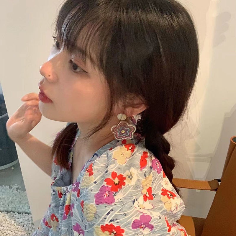 Bông tai hình hoa trong suốt màu sắc nổi bật