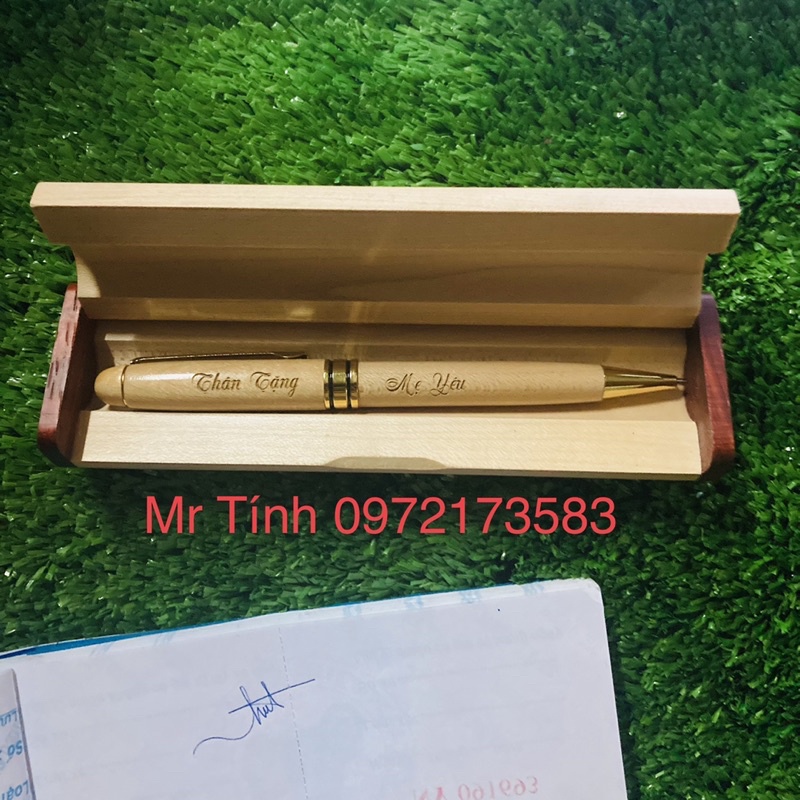 Bút gỗ, hộp bút gỗ có khắc tên, logo, lời chúc, nội dung theo yêu cầu phù hợp làm quà tặng ngươi thân, bạn bè, thầy cô
