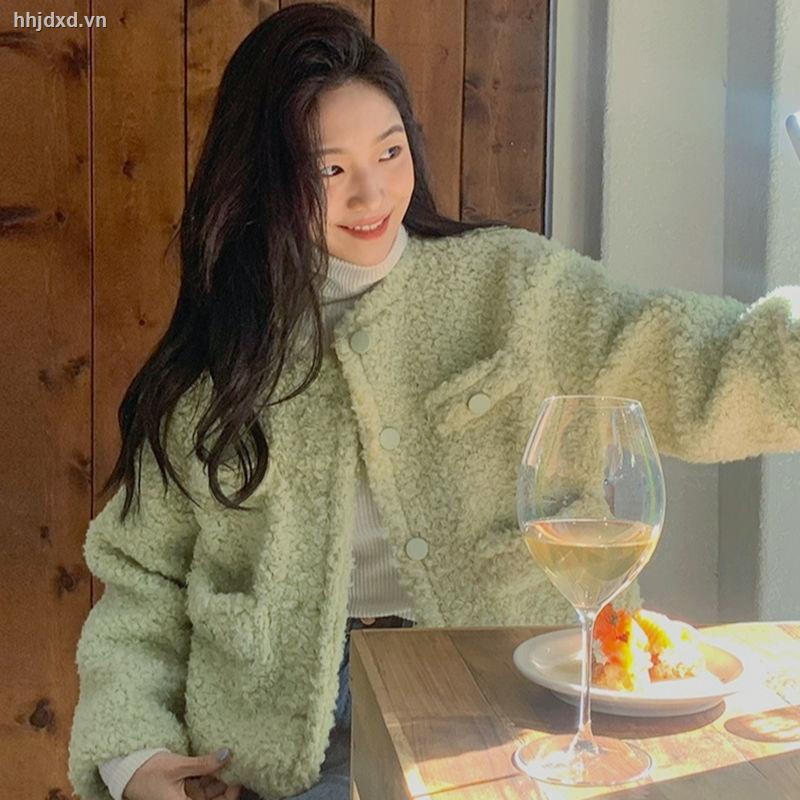 Áo khoác cardigan dáng ngắn rộng size nhỏ phối lông cừu ấm áp kiểu Hàn thời trang thu đông hàng mới 2021 cho bạn nữ