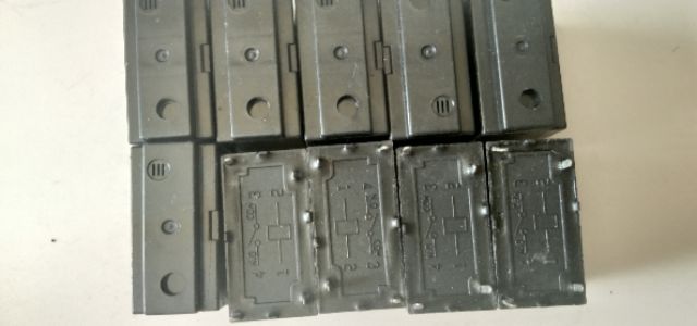 Rơ-le 12V 4 chân chuyên dùng trong bo nguồn bên Huệ Duyên giá 15 k một cái