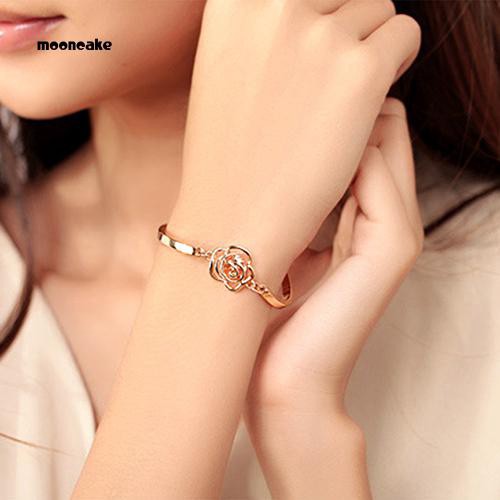 Vòng tay đính đá mặt hoa hồng sang trọng