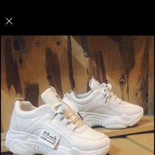 Giày sneaker nữ màu trắng