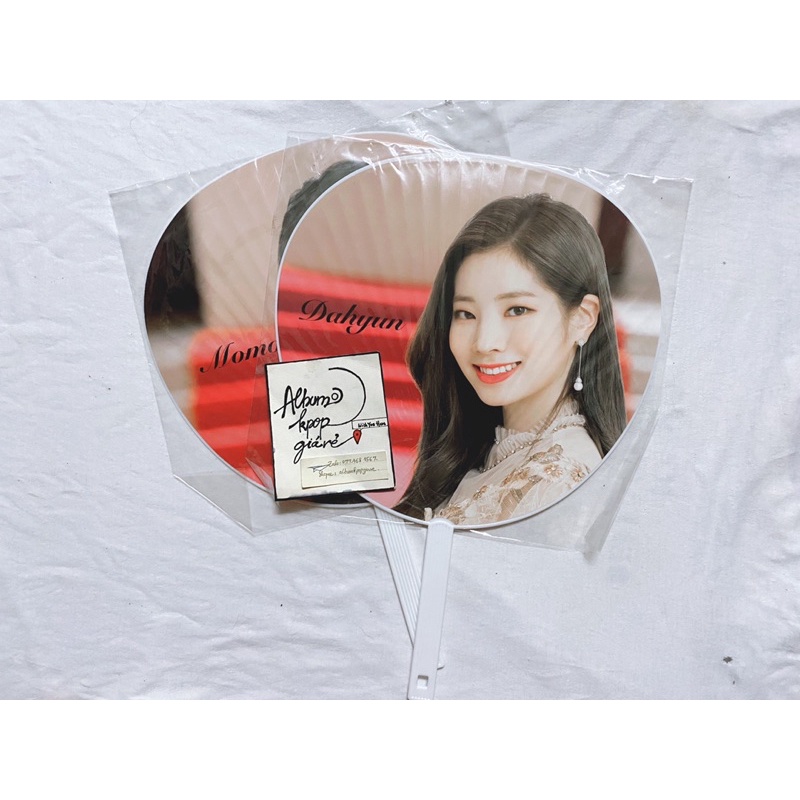 Twice quạt cầm tay siêu to khổng lồ World tour 2019 in Japan Member Jihyo như hình.