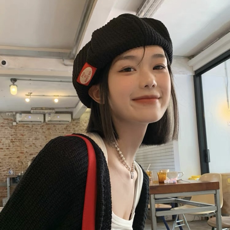 Mũ beret MG STUDIO thiết kế miếng vá màu đỏ thời trang