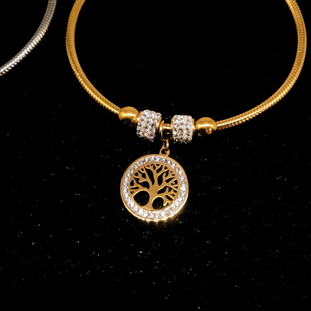 Vòng kim loại với charm họa tiết hình cây