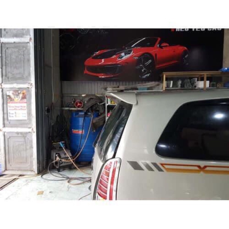 Đuôi gió có đèn cho xe INNOVA 2008-2015 chất liệu nhựa ABS cao cấp