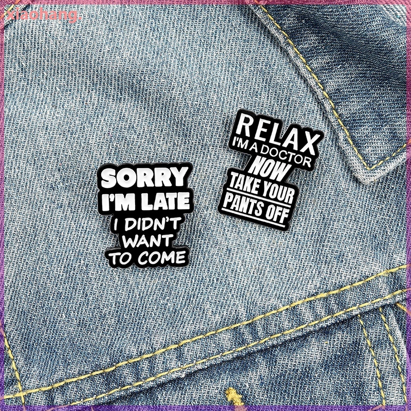 Ghim cài áo họa tiết chữ màu trắng đen cá tính