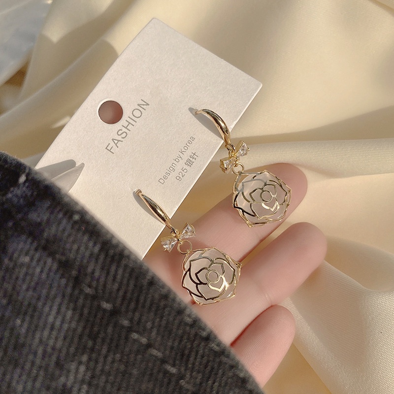 Khuyên tai đính đá zircon phối nơ phong cách thời trang 2021