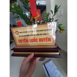 MICA ĐẾ GỖ, bảng tên mica để bàn, biển chức danh mica đế gỗ kích thước mặt biển ( 12* 24 ) có thể tháo.