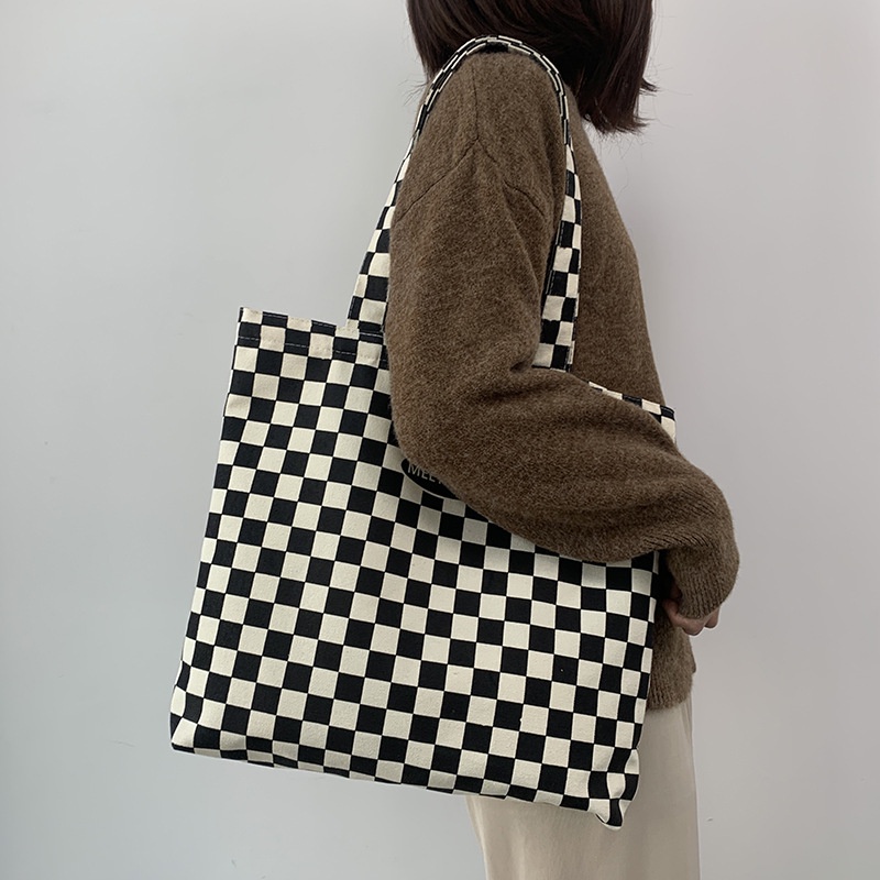 Túi tote vải họa tiết CARO có khóa zip kéo