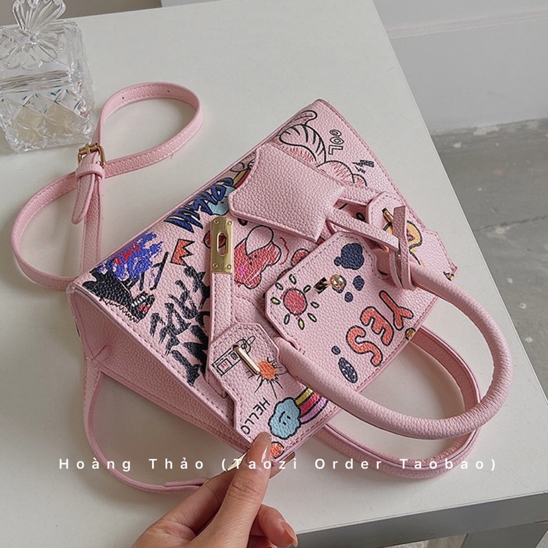 Túi đeo chéo có quai xách in hoạ tiết hoạt hình khoá HM màu mới mùa hè 2022 thời trang nữ hot