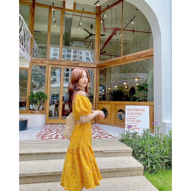Váy hoa trễ vai cắt eo