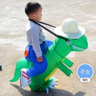 Khủng long tạo hình cõng bé