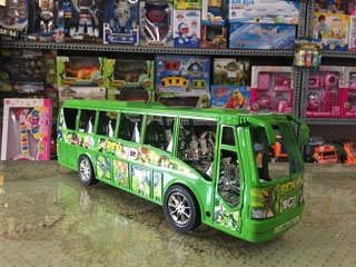 Xe bus ben10 đẩy trớn
