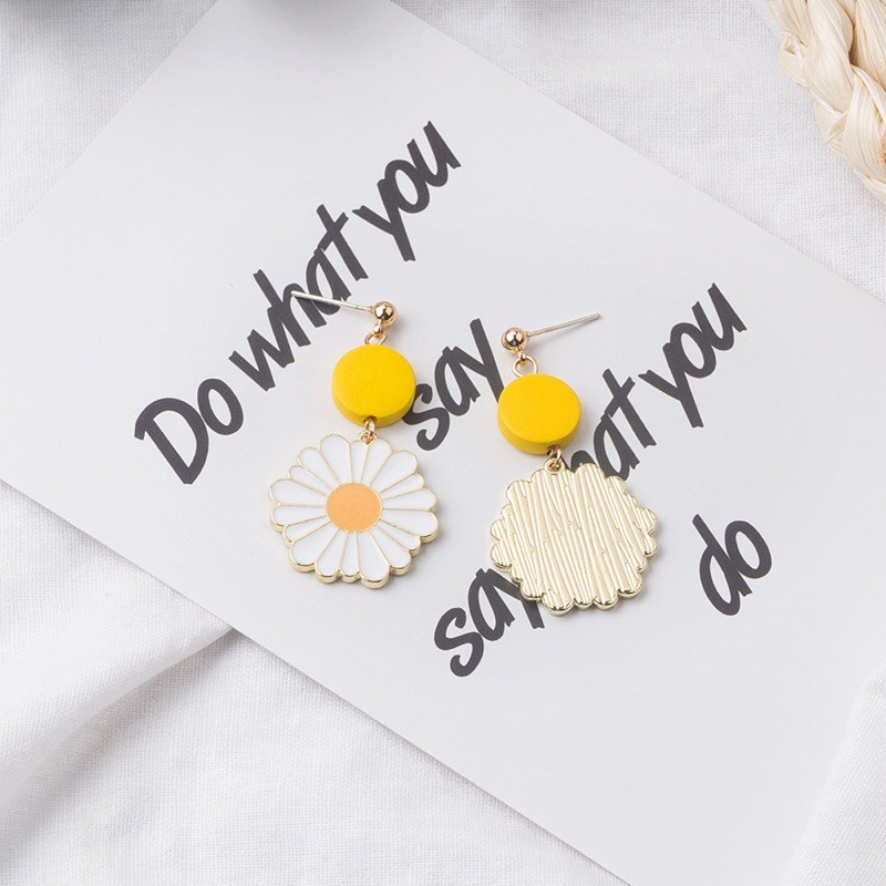 Bông tai hoa cúc hoạ mi thiết kế tạo điểm nhấn