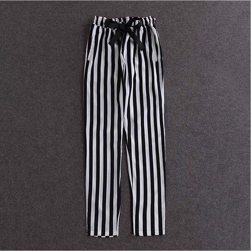 Quần dài kẻ sọc dọc và áo tay ngắn phối chữ thời trang cho nữ