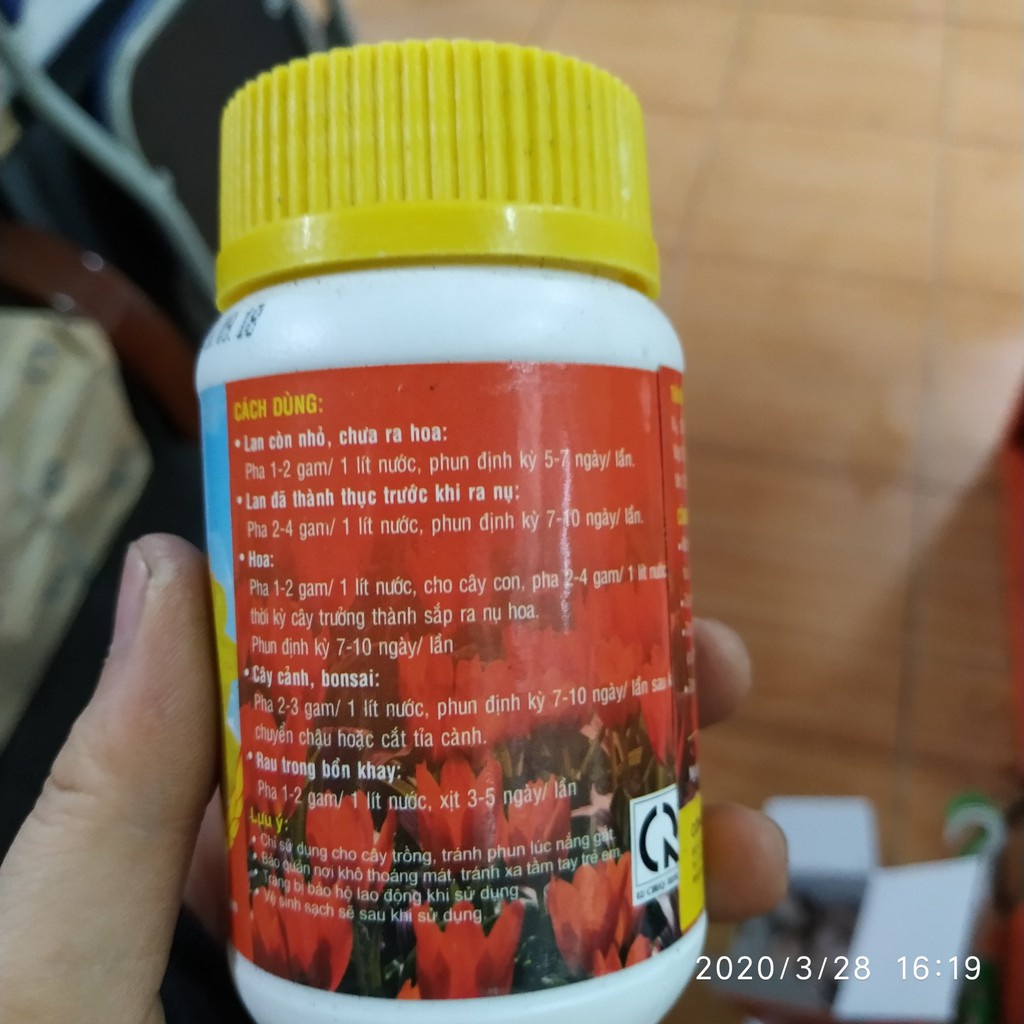 Phân bón lá Đầu Trâu MK 701 NPK 10-30-20, kích thích ra hoa, dạng bột, lọ 100gr, cho cây trồng - Hàng chính hãng