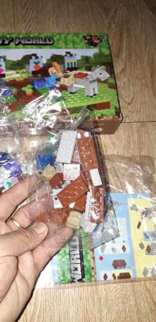 Lắp ráp 1 hộp LegoMineCraff MyWord 636 có trên 100 chi tiết bằng nhựa ABS