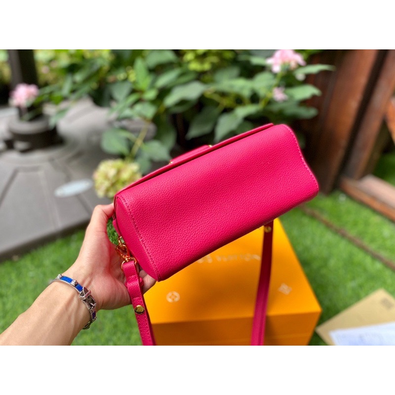 Túi đeo chéo twist handle lv