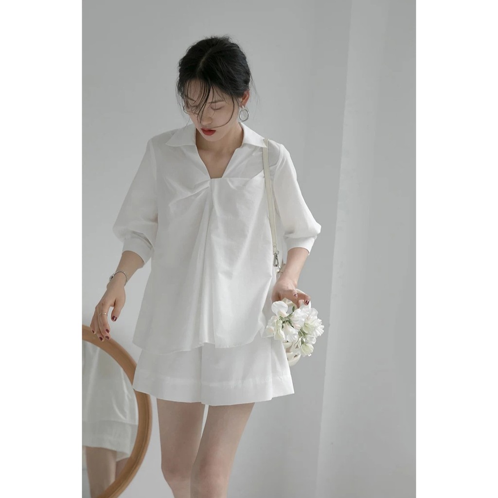 Set sơ mi thiết kế cổ cách điệu kèm quần ống rộng. | BigBuy360 - bigbuy360.vn
