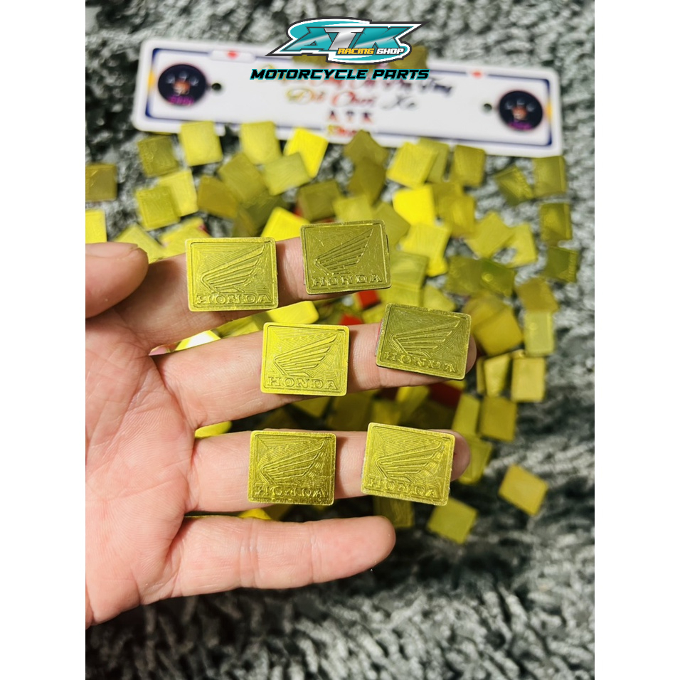 Logo titan Honda vàng Gold lấp lánh dành cho các dòng xe Honda gắn lên xe tạo sự khác biệt hót trend hiện nay