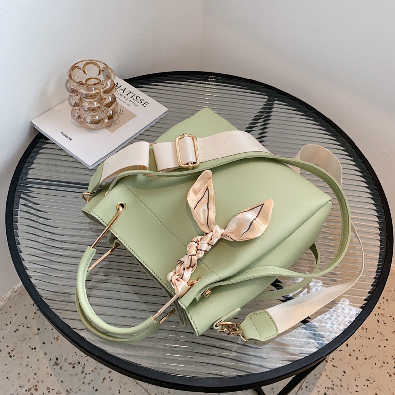 Túi đeo chéo IELGY hình xô bằng da PU phối lụa thiết kế đơn giản thời trang dễ phối đồ