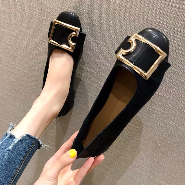 Giày bệt tag