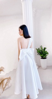 Váy lệch vai gắn nơ sau lưng