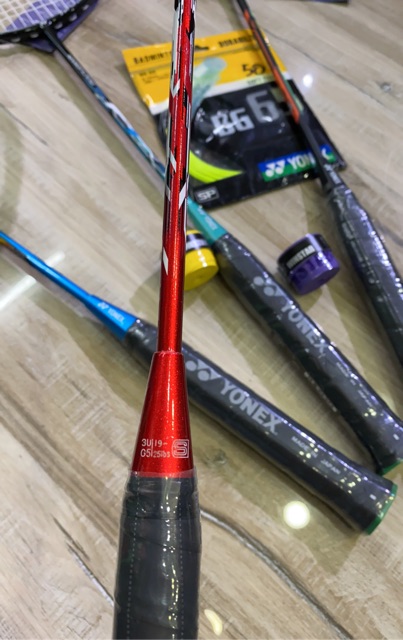 1 Vợt cầu lông Yonex cao cấp 100% Cacbon đan dây tốt 9,5kg tặng 3 món quà