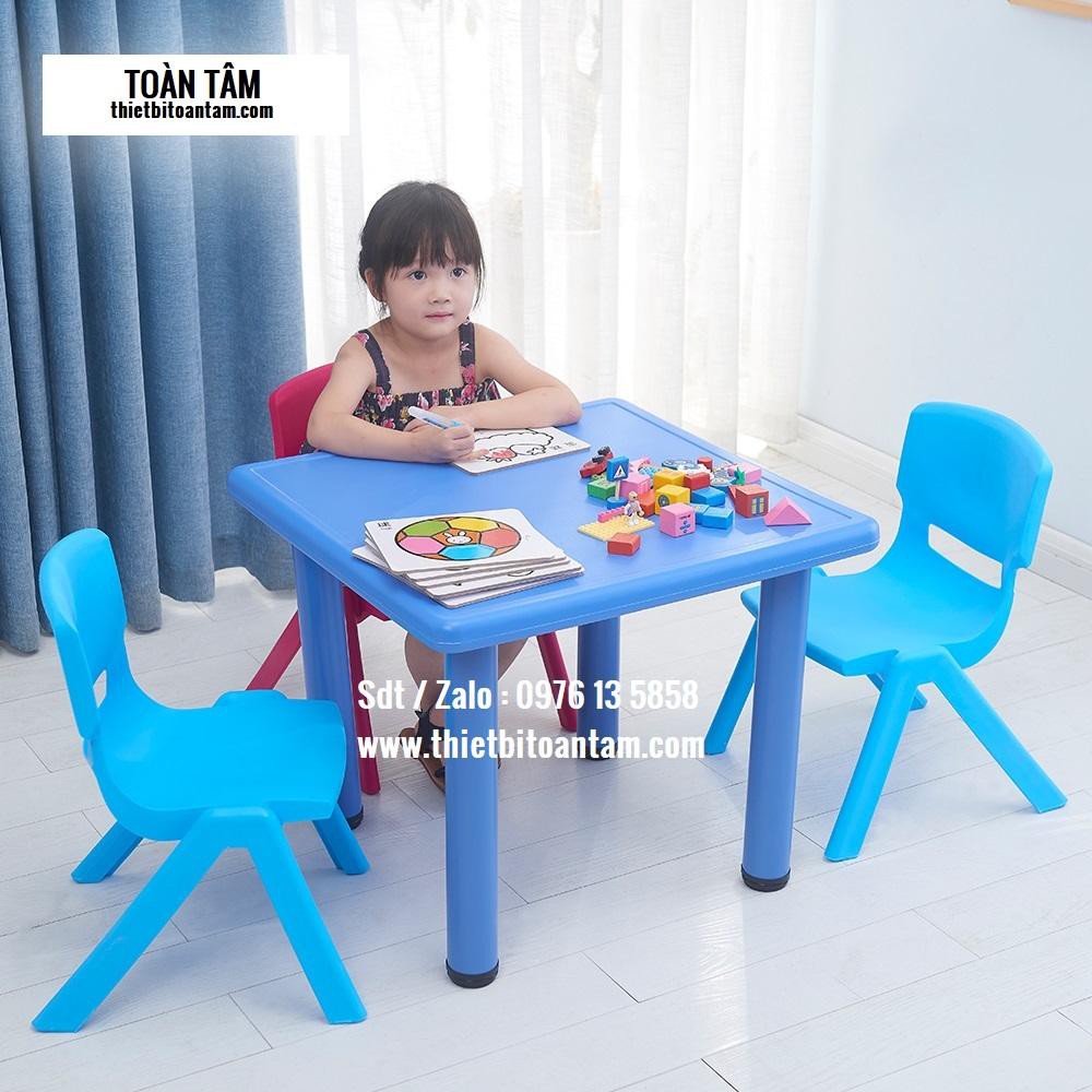 Bàn nhựa đúc hình vuông cho bé – Bàn mầm non bằng nhựa
